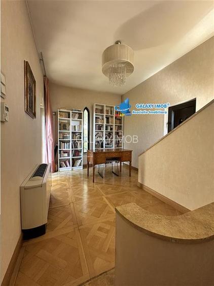 Vila stil florentin pe malul lacului,teren4500mp iesire la lac de 17ml