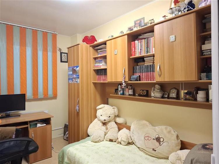 Apartament 2 camere, transformat in 3 camere, parter