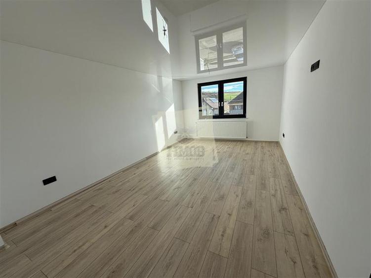 Casa cu 4 camere si 3 bai pretabila birouri in Sura Mare