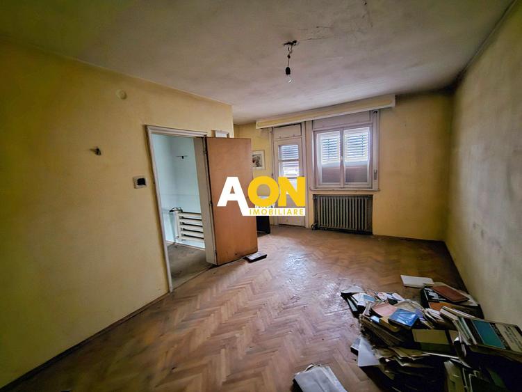 Casa cu 7 camere, 700 mp teren, deschidere la 2 strazi, zona Centru