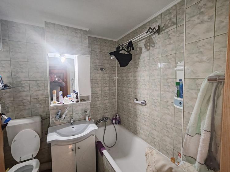 Apartament 2 camere decomandat,zona Tractorul  !