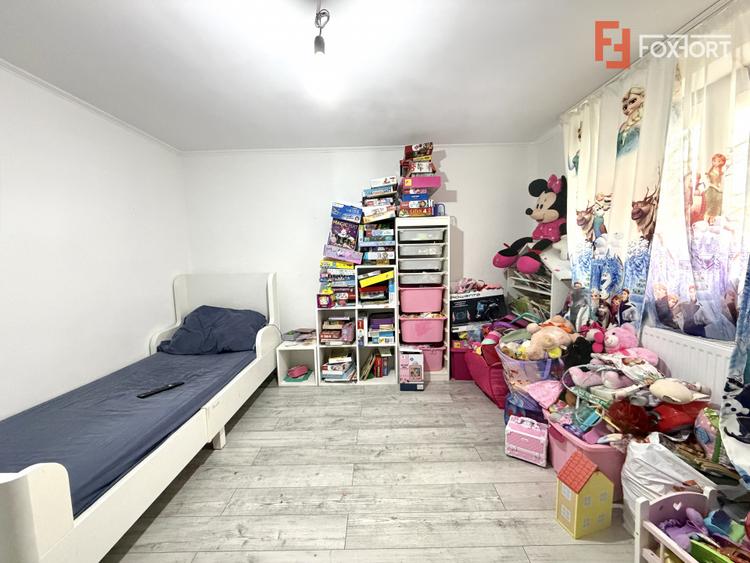 COMISION 0% Duplex despartit prin garaj, 5 camere, teren 660 mp in Sanandrei