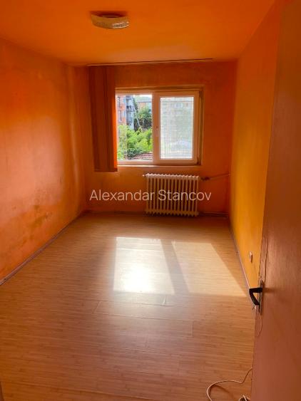 Vând apartament 3 camere, 47 mp, zona Calea Șagului - 11