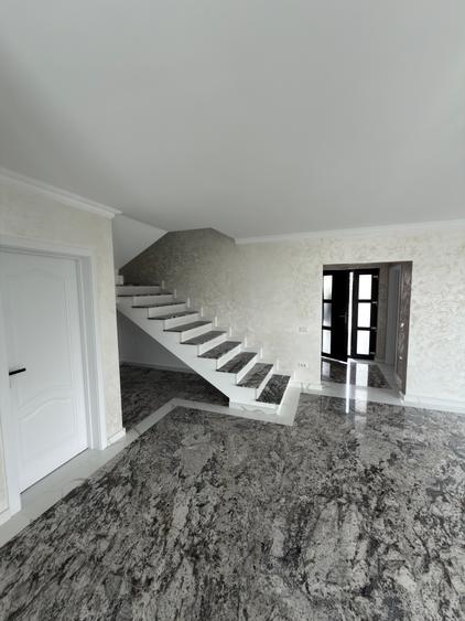 Casa noua cu etaj la cheie zona Scolii 11