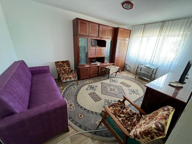 INCHIRIEZ apartament 3 camere decomandat, zona Ciresica