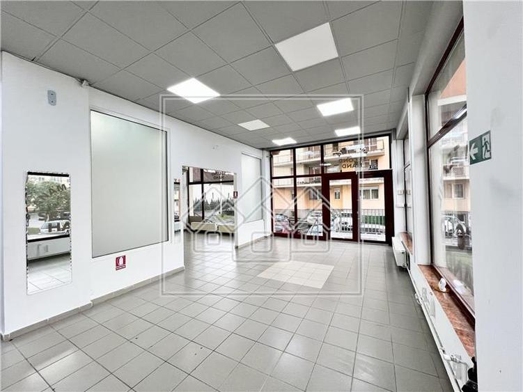 Spatiu comercial cu vitrina la strada - 177 mp - finisat la cheie