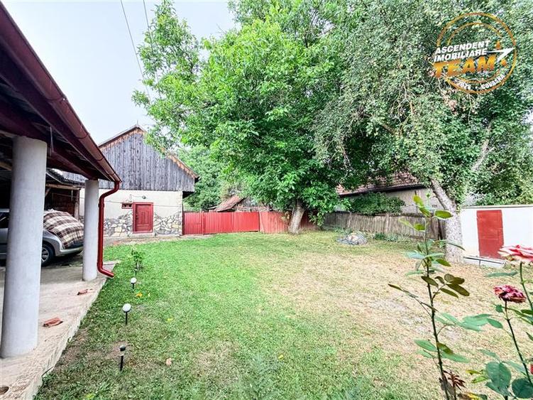 Casa cu teren generos de 1.315 mp, bucatarie de vara complet renovata si acces d