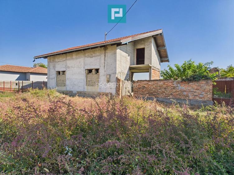 Casă la roșu cu 4 camere de vânzare - 3