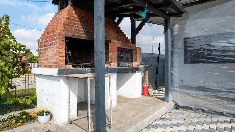 Vanzare casa cu restaurant, terasa si teren intravilan liber - Titu