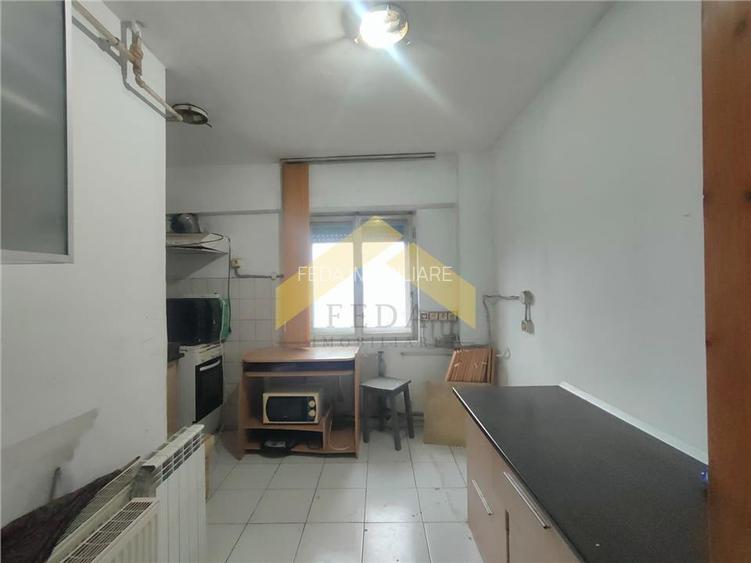 Apartament 3 camere de vanzare zona Intim - 2