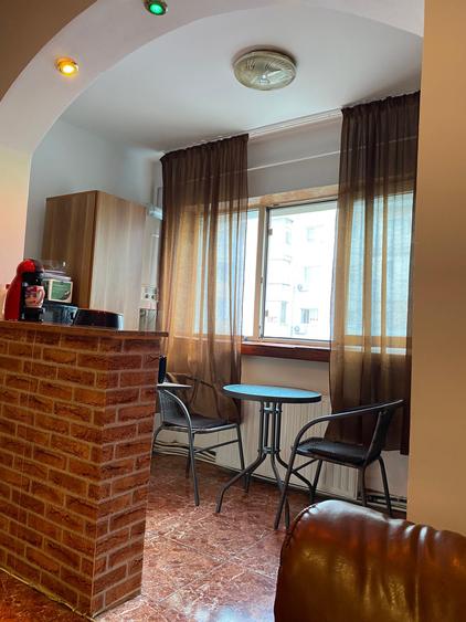 Apartament 2 camere central (Dance Club), decomandat, etajul 4/4, acoperis.