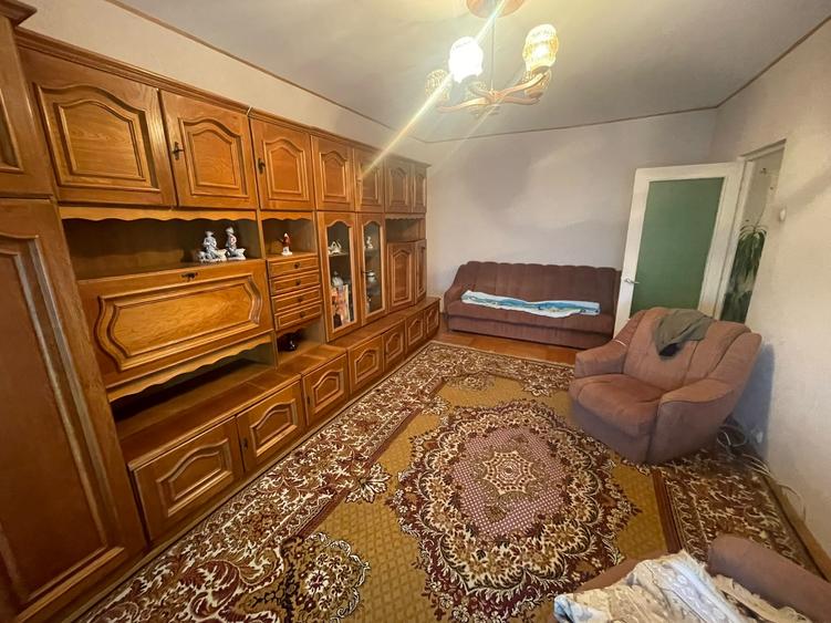 Apartament cu 3 camere decomandat, etajul 3/8, zona Cug