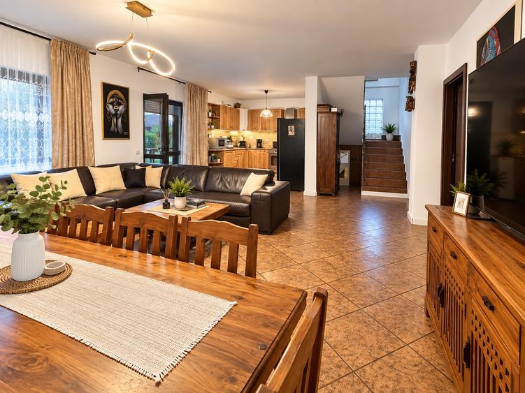 Casa de vanzare PIpera, 5 camere, 3 bai, zona linistita