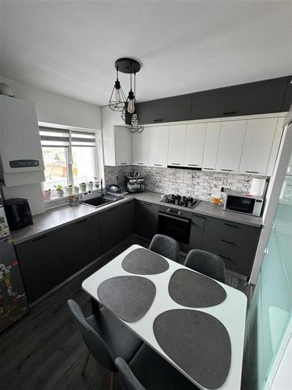 Apartament modern 3 camere balcon pivnita zona Semaforului