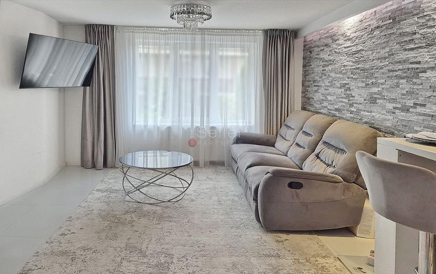 Casa Formata Din Doua Apartamente