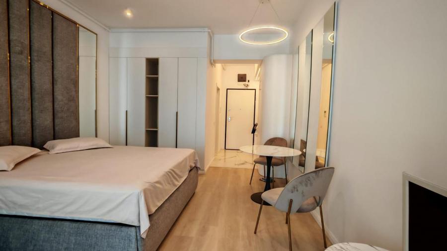 Studio spatios cu balcon mare si vedere laterala la mare in Tomis Vila