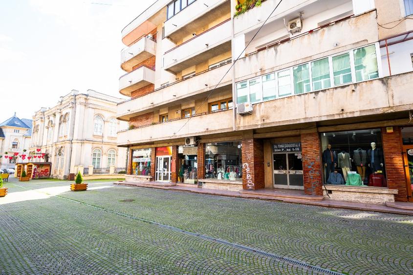 3 camere renovat, 80 mp, 2AC, centrala, loc parcare, curte interioara Teatrul TC