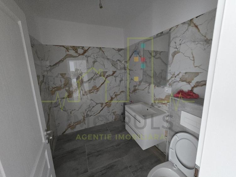 Apartament la parter cu balcon. Bucatarie separata. Loc de parcare