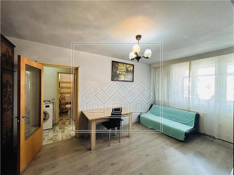 Ap semidecomandat, 2 camere, balcon inchis, 53 mp + 7 mp - M.Viteazu