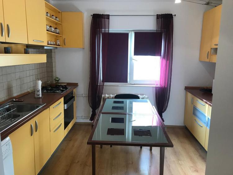 Apartament 3 camere mobilat si utilat modern,bloc de monolit acces metrou ,liber
