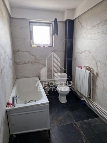 Apartament cu 3 camere ,80 mpu semidecomandat