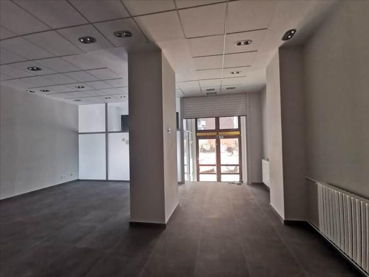 Sp comercial central (parter stradal, renovat) plus demisol iluminat natural