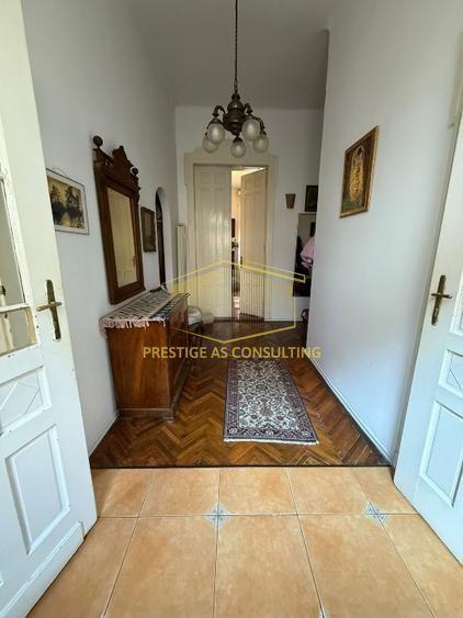 Apartament deosebit in Palat istoric 110 mp+ Balcon deschis- Piata Sf. Gheorghe