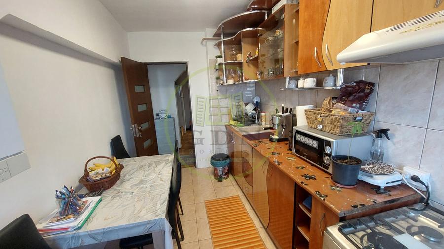 Apartament doua camere decomandat, etajul 3, cartier 1 Mai zona Insula