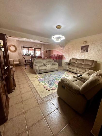 Casă / Vilă cu 8 camere de vânzare în Suceava