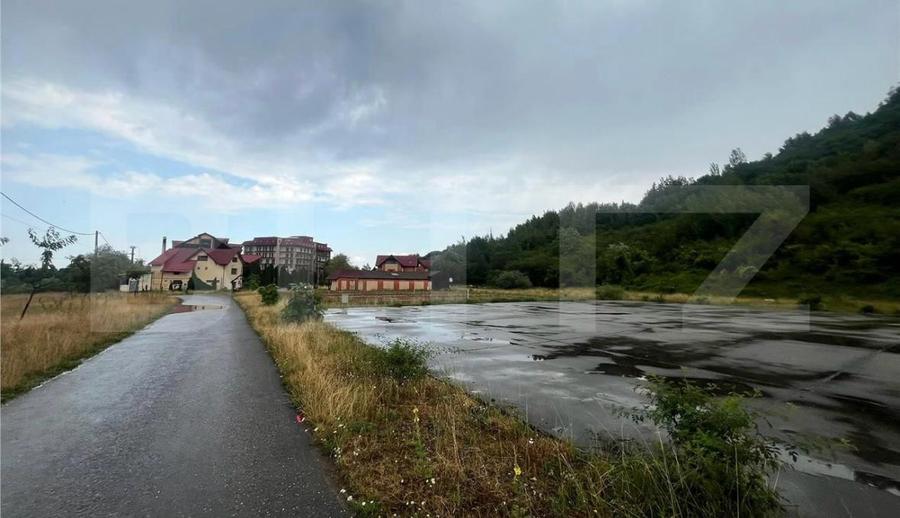 Teren intravilan cu utilități și construcții