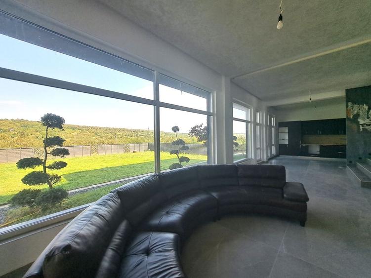 Casa cu piscina interioara si priveliste catre Cetatea Cisnadioarei
