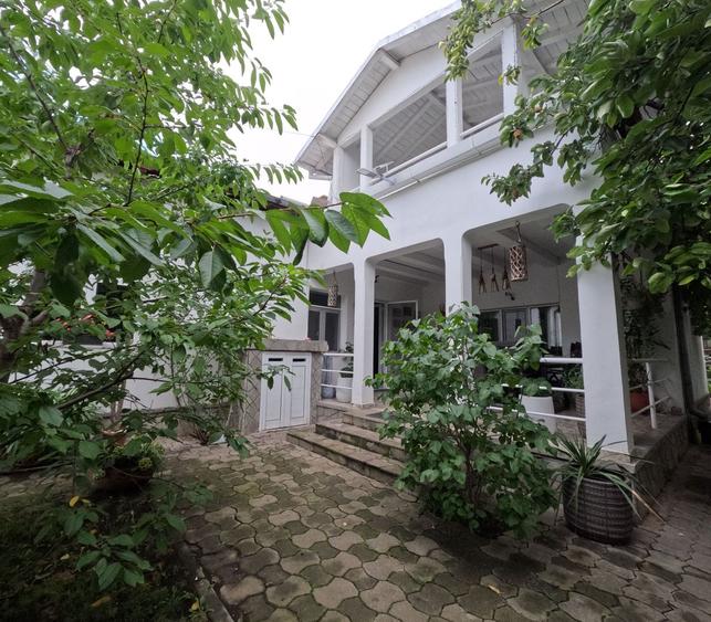 Casă Renovată cu Grădină | 227 mp | 3 Terase | 3 Dormitoare | Milcov