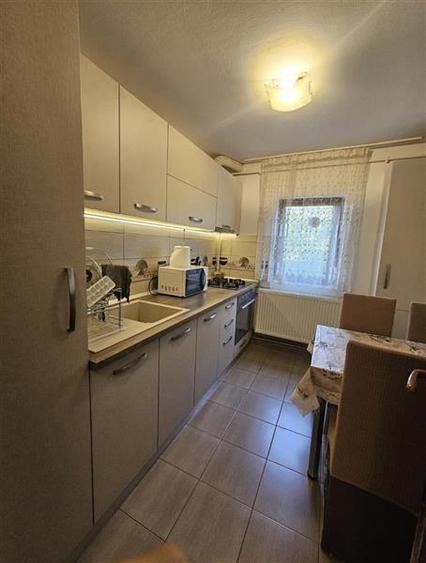 Mobilat si utilat in bloc anvelopat, etaj intermediar
