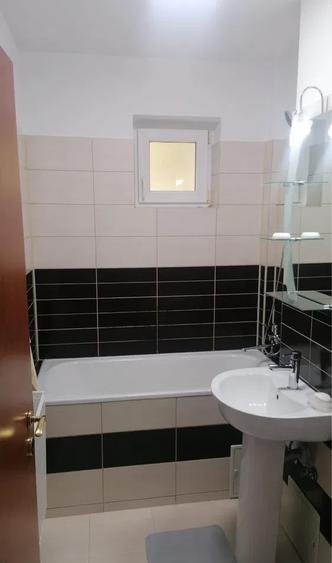 APARTAMENT SPAȚIOS CU 3 CAMERE, ULTRACENTRAL – 2 BĂI, PARCARE PRIVATĂ