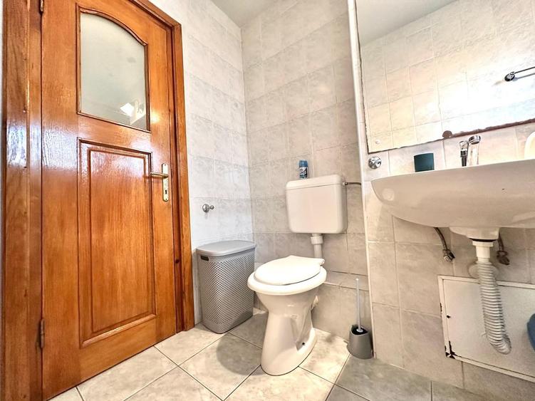 Apartament spatios 4 camere + parcare, pretabil ptr ERASMUS
