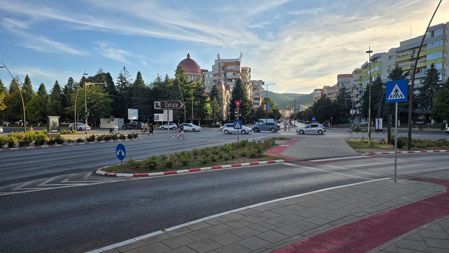 Inchiriez spatiu comercial in Deva, zona Bld Decebal colt cu I. Maniu