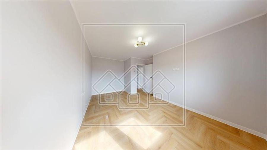 Casa individula de vanzare, teren mare, 4 camere, la cheie, zona buna