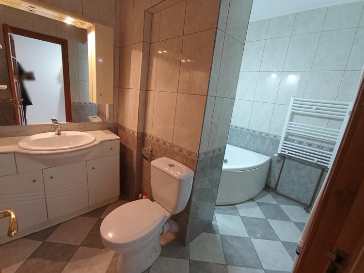 Apartament 3 camere Rond-Podu Ros, etaj 1, mutare rapida !