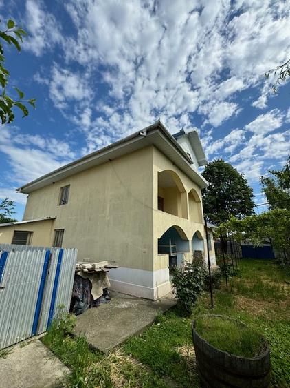 Casa cu etaj de vanzare sat Beresti, com. Sascut, jud. Bacau