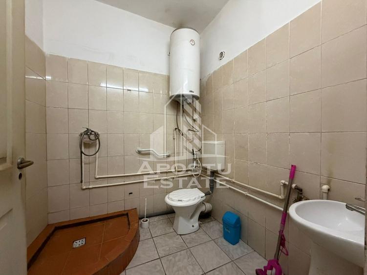 Casa individuala, cu 12 camere,5 bai, acces auto, teren 642, Girocului