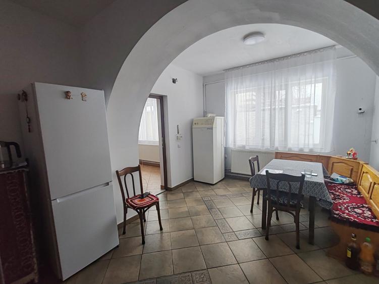 Casa 4 camere libera la vanzare GHIMBAV - zona Garii