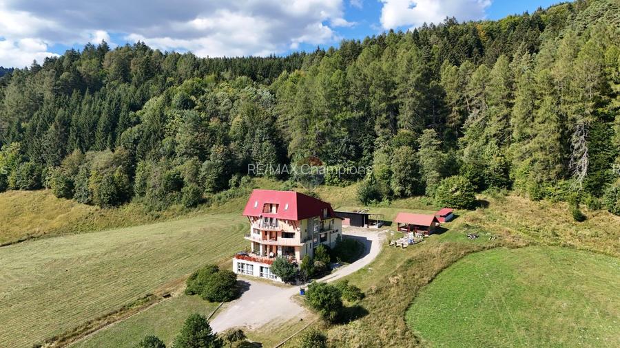 Pensiune în funcțiune | 10 camere | Teren 4.000 mp | Brădet – Săcele
