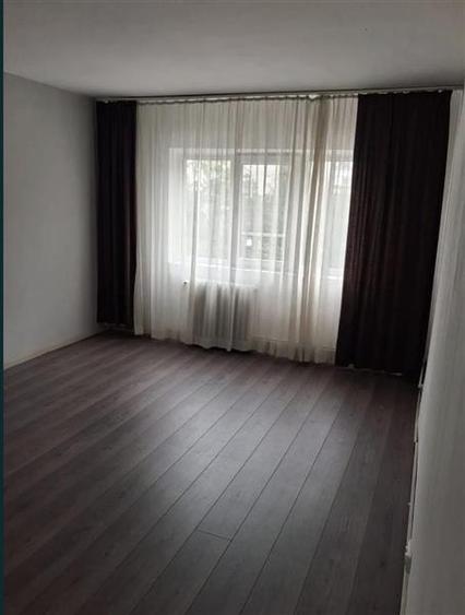 Decomandat cu 2 bai la etajul 2 linga Casa de Pensii