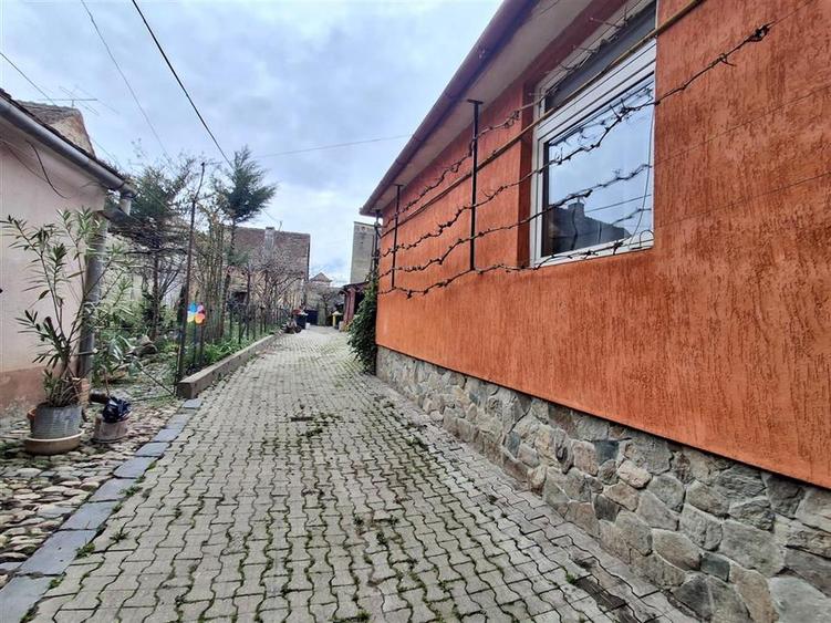 Casa cu doua apartamente garaj pivnita in Cisnadie