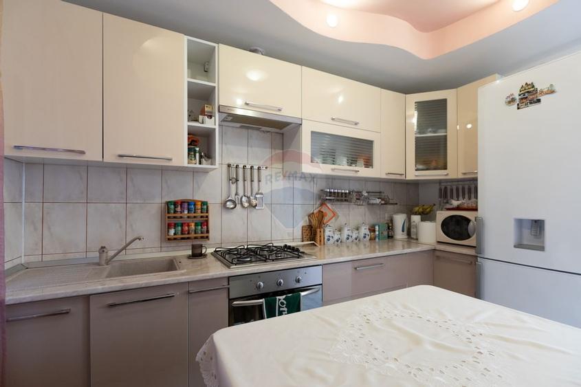 Casa / Vila cu 6 camere de vanzare, Calea Moinesti, Margineni
