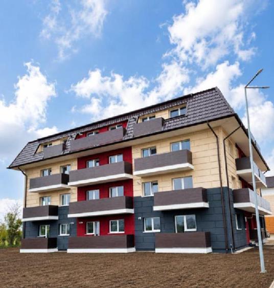 Proprietar vând apartament SubCetate Sânpetru cu 3 camere și 2 băi