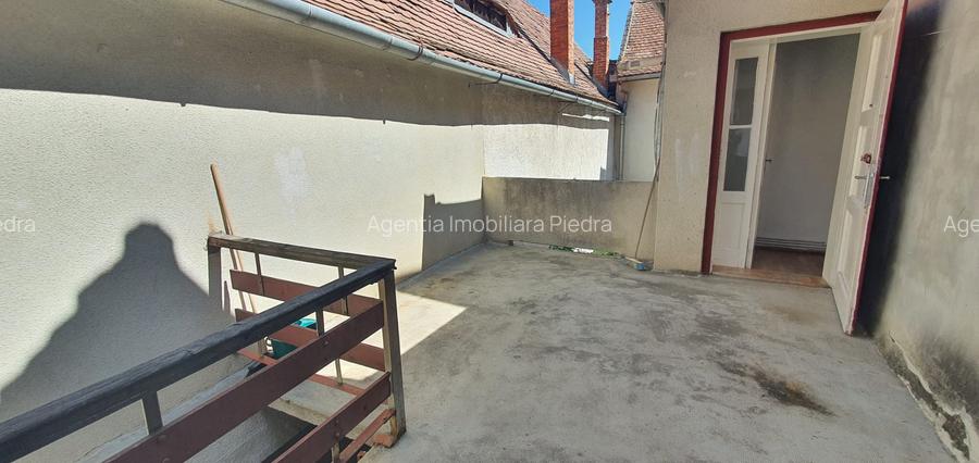 Inchiriez garsoniera la casa , situata central , pe strada Noua,la etajul 1 - 9