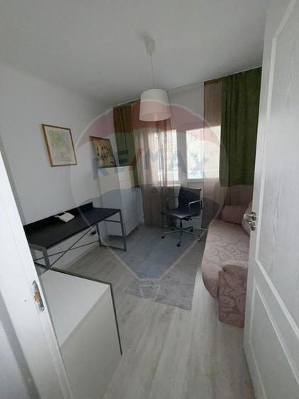 Apartament cu 4 camere de vânzare în zona 1 Mai