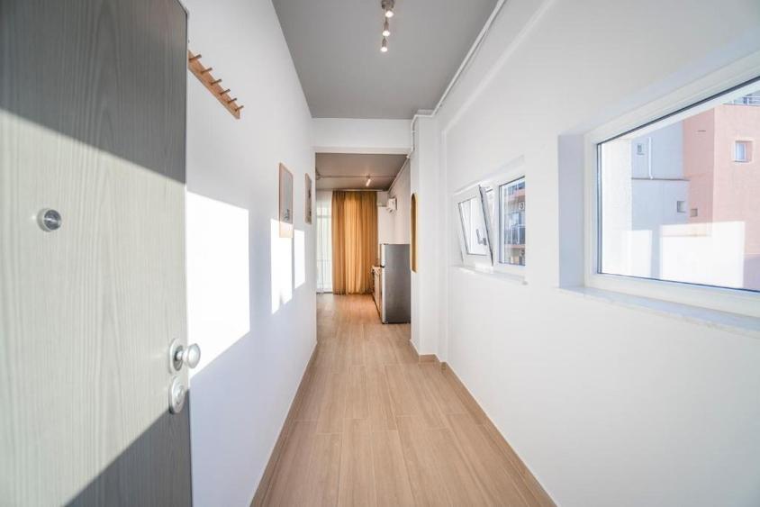Apartament de inchiriat 2 camere, parcare proprie. Serviciu curatenie optional.