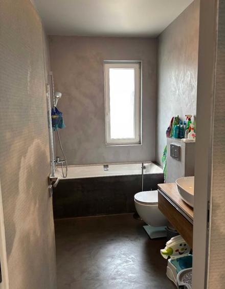 Apartament cu 3 camere semidecomandat în Florești